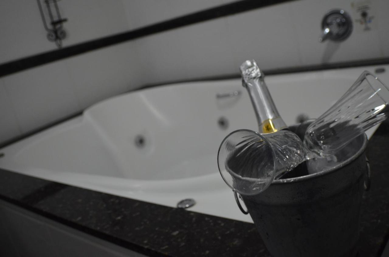 Constantino Hotel E Eventos Juiz de Fora Bagian luar foto A bottle of champagne in a champagne bucket