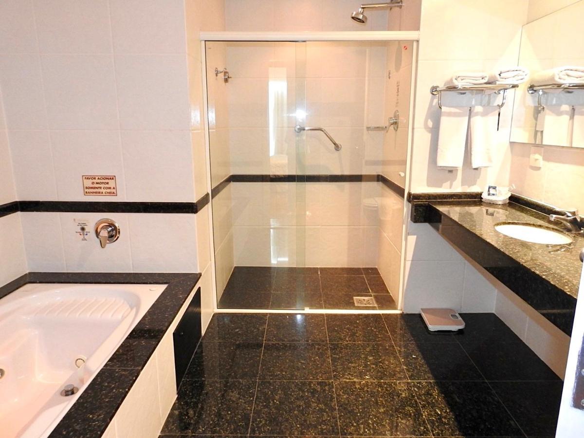 Constantino Hotel E Eventos Juiz de Fora Bagian luar foto A shower cubicle