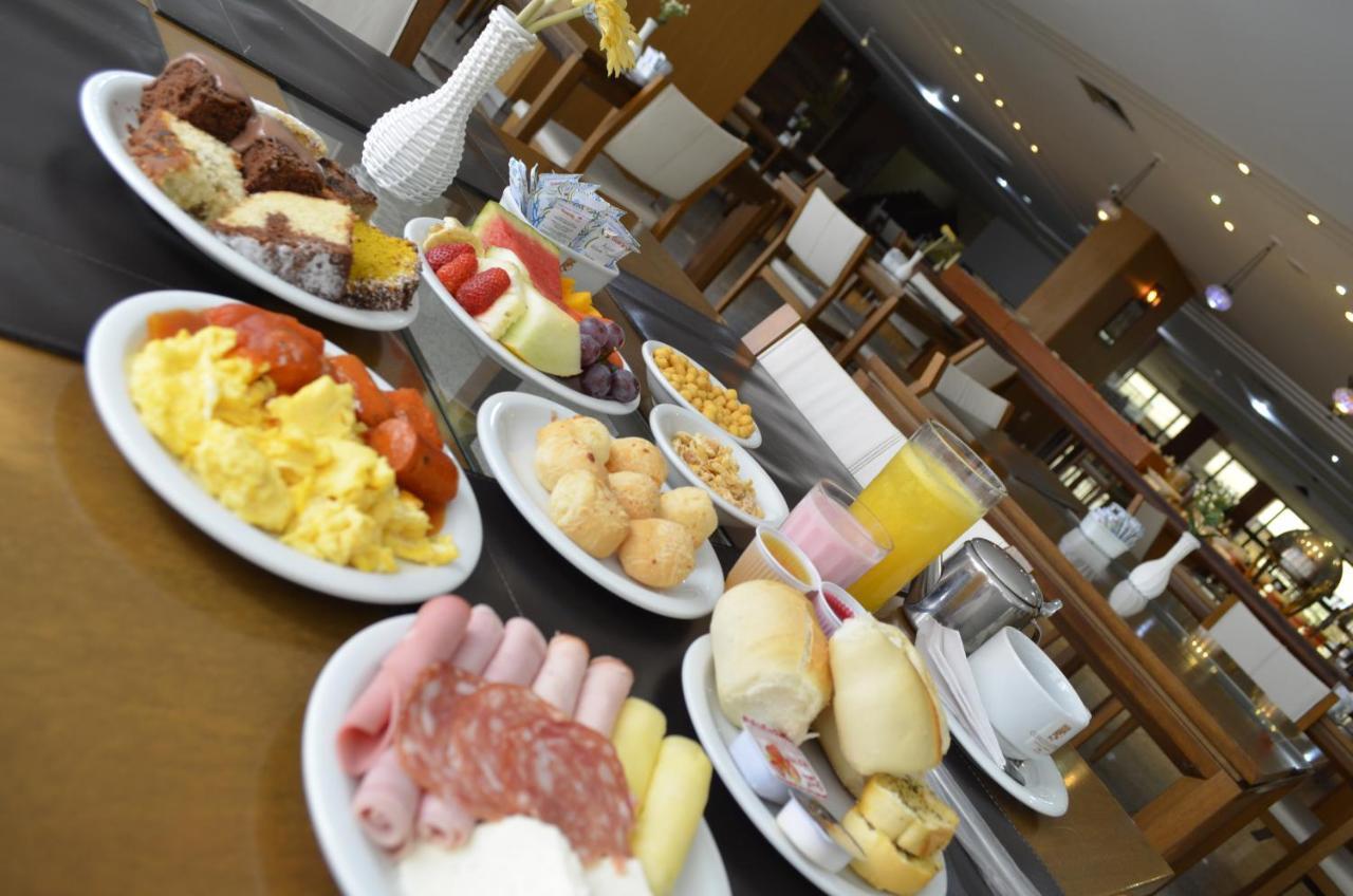 Constantino Hotel E Eventos Juiz de Fora Bagian luar foto A breakfast buffet