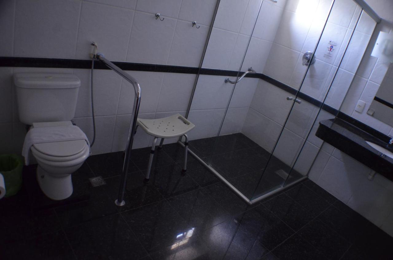 Constantino Hotel E Eventos Juiz de Fora Bagian luar foto Bathroom with a shower seat
