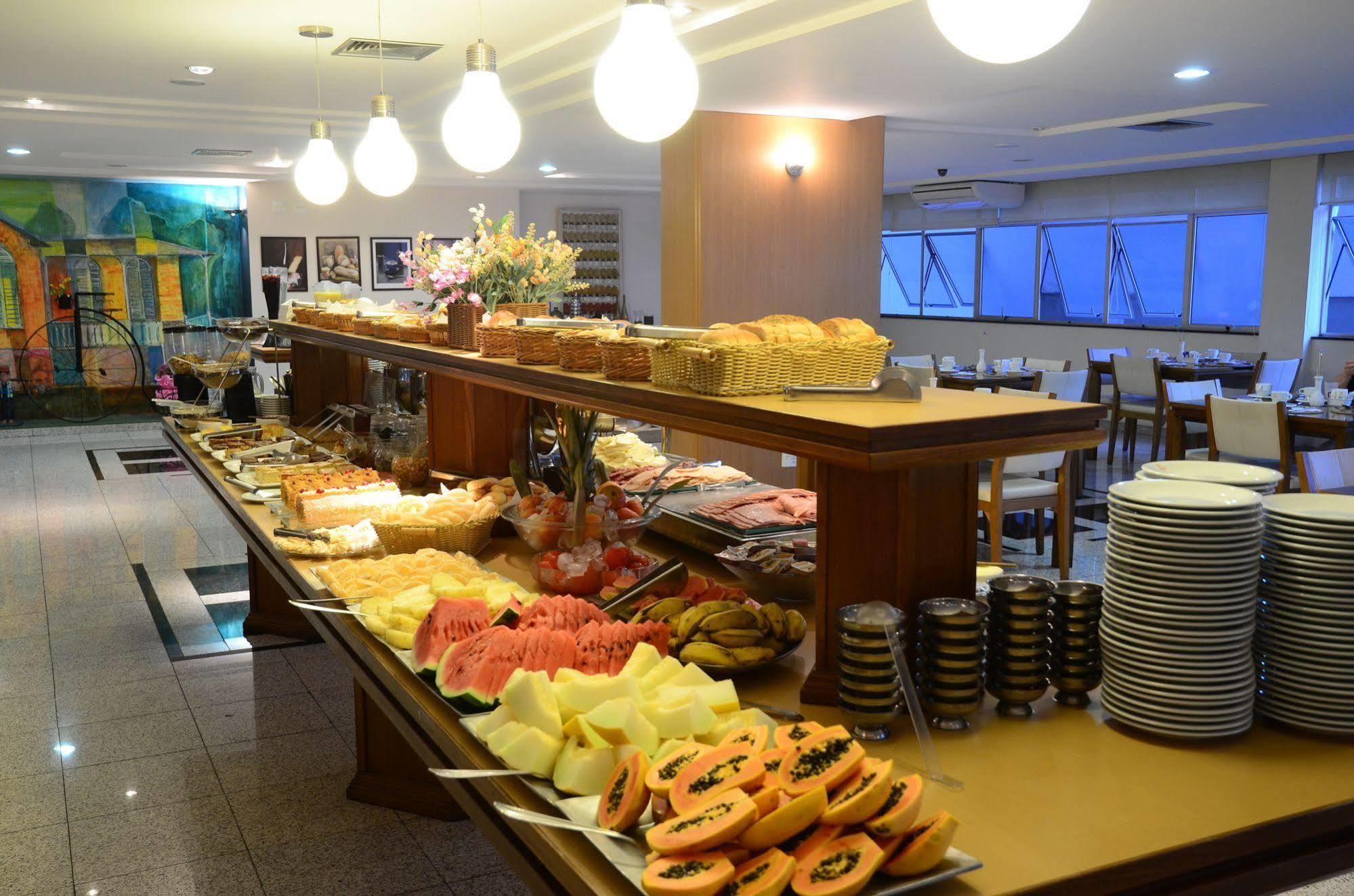 Constantino Hotel E Eventos Juiz de Fora Bagian luar foto A buffet at a hotel